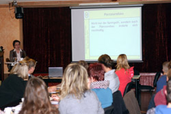 Referentin Gudrun Hofingen bei ihrem Vortrag zum Stilspringen. Foto: Wego